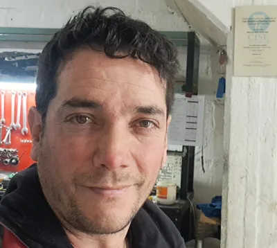 Osvaldo Hourcade de PoliTroniK en su taller